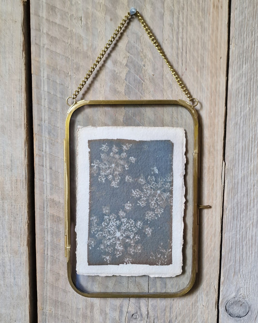 Handgemaakte cyanotype A6 | Schermbloemen met messing lijst