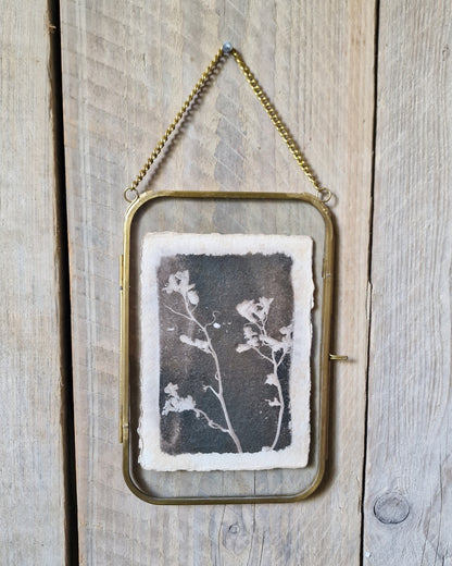 Handgemaakte cyanotype A6 | Bloesemtak met messing lijst