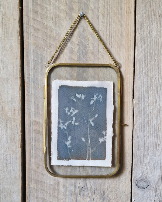 Handgemaakte cyanotype A6 | Veldbloemen met messing lijst - NOOR goes wild