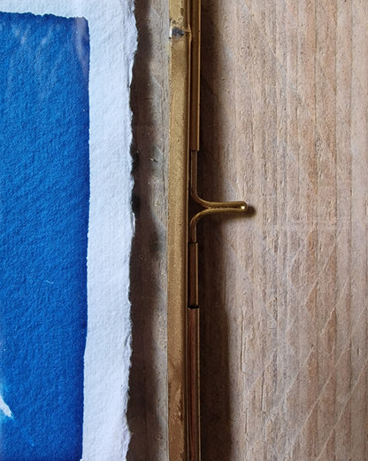 Handgemaakte cyanotype A7 | Veer met messing lijst