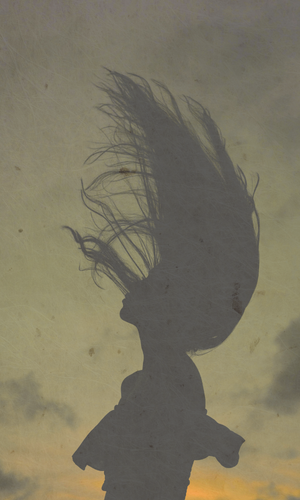 wilde vrije vrouw met haren in de lucht